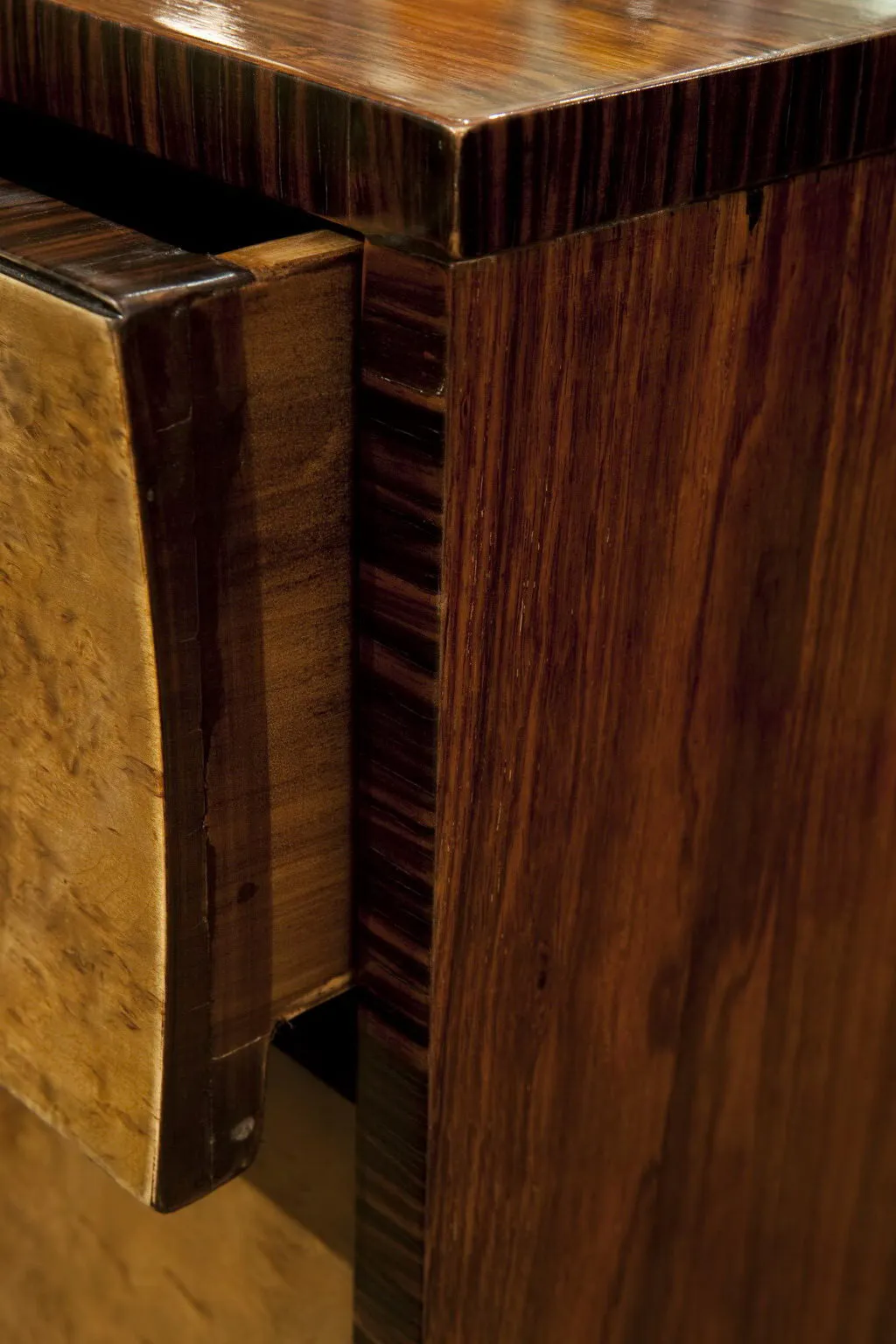 détail d'une commode antique avec un design élégant, dans un environnement chaleureux