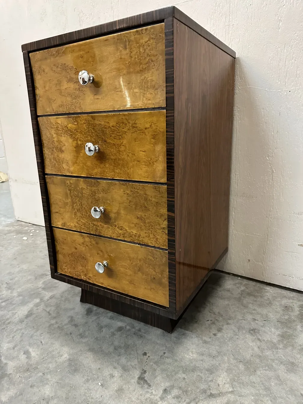 Commode ancienne avec poignées brillantes et quatre portes jaunes.