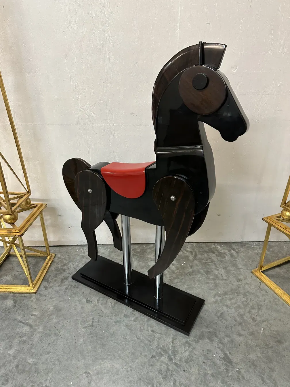 antikes Pferd mit roten und schwarzen Details