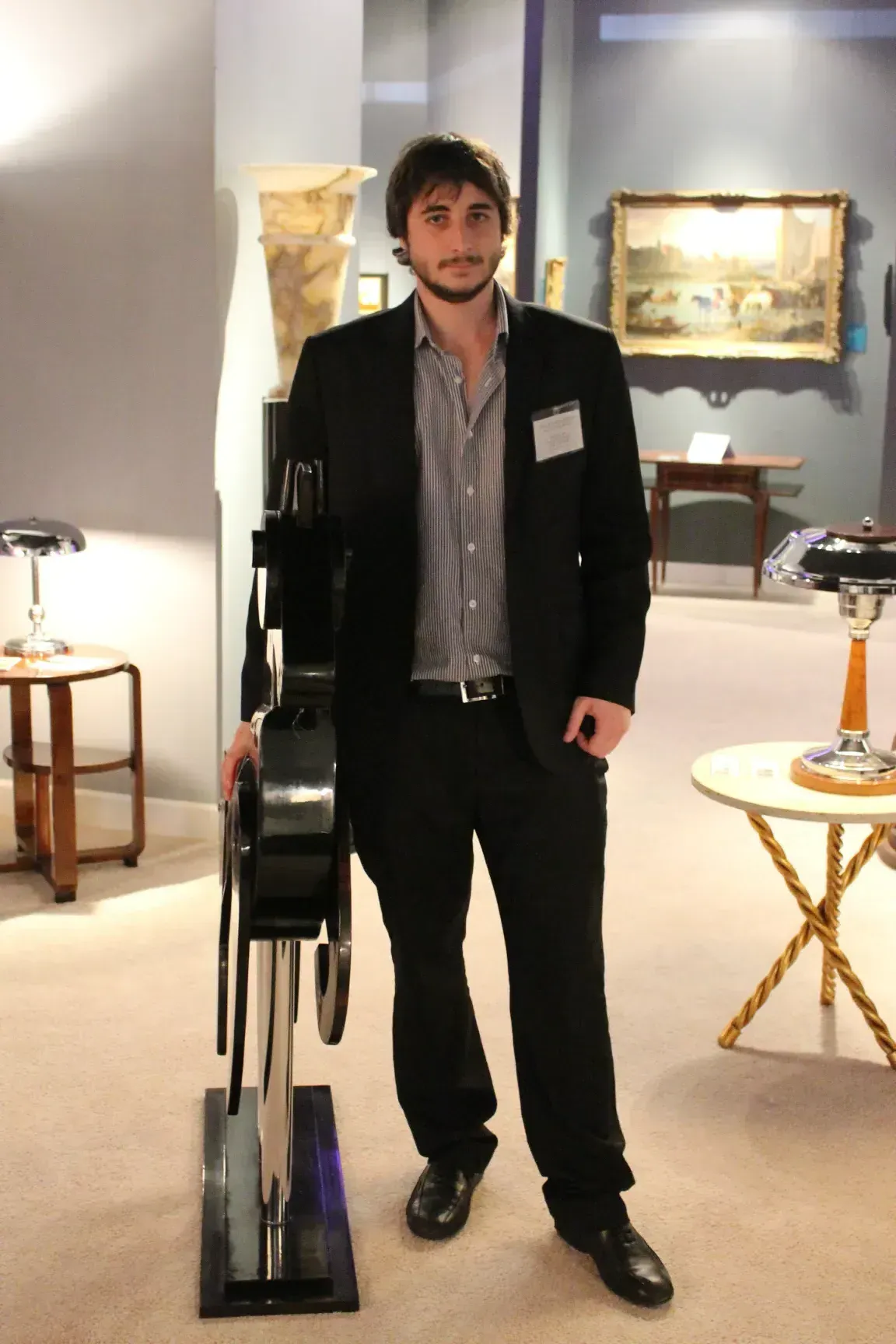 古い馬がエレガントな環境に立っています。