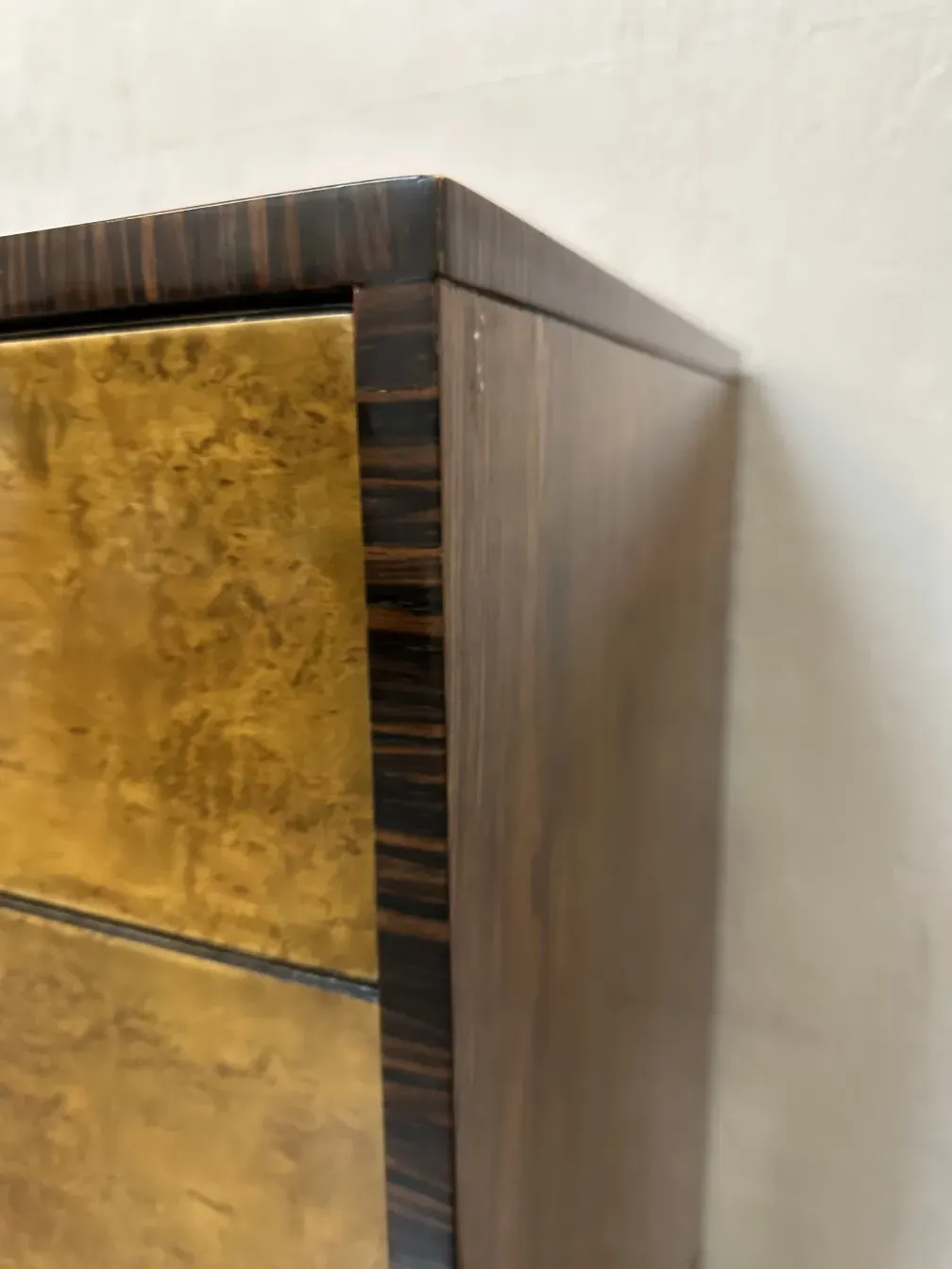 Gaveteira antiga com design elegante e sofisticado.