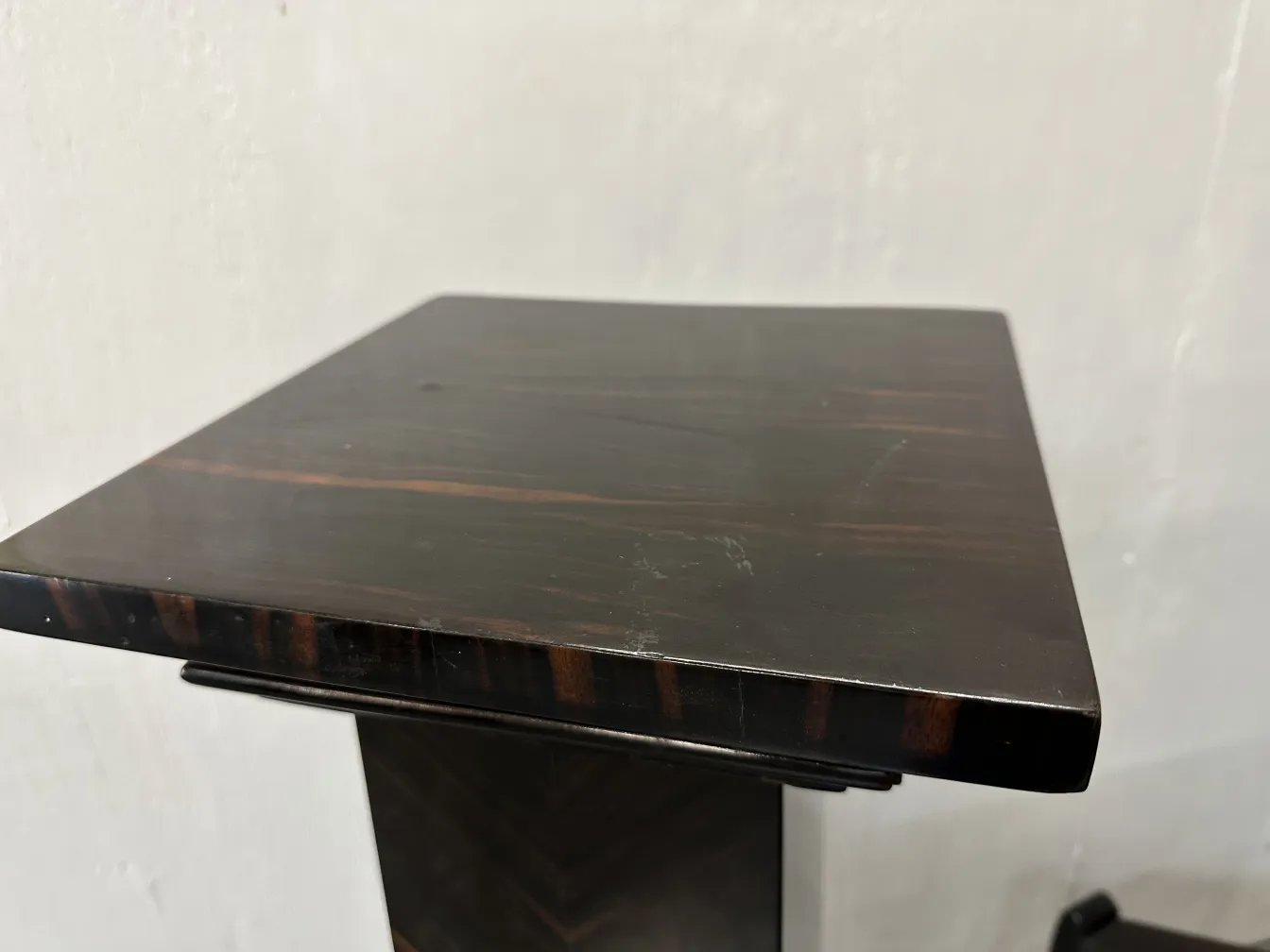 античный столб с плоской верхней частью и четкими краями