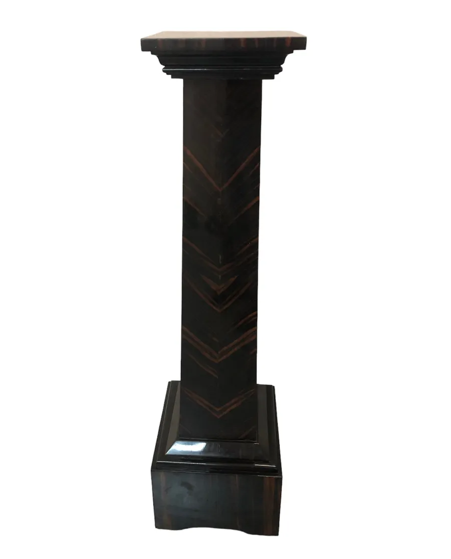 Colonna antica elegante con design decorativo.