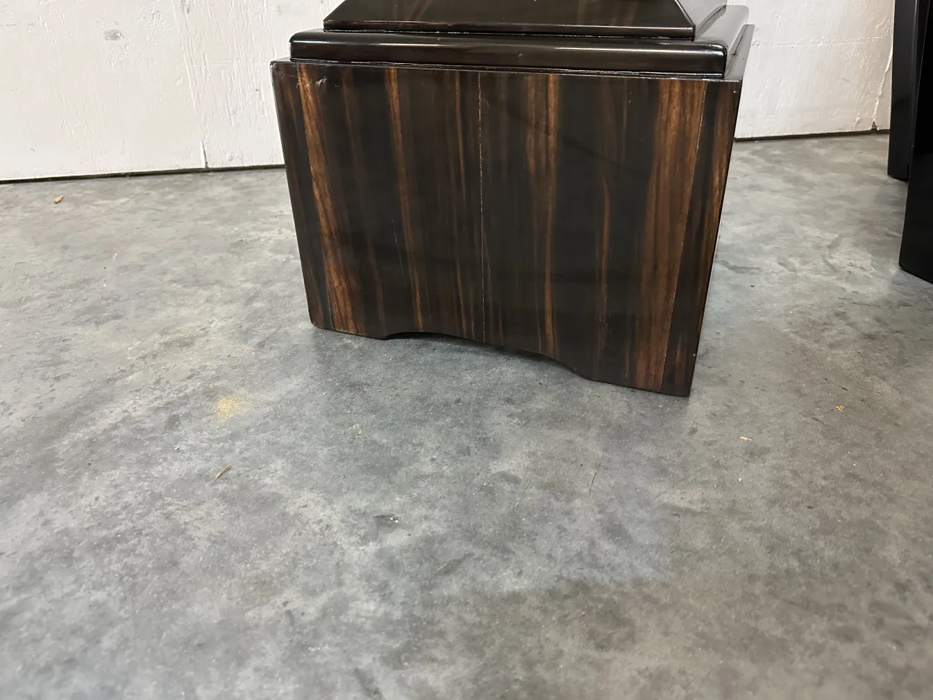 античный столбец с декоративным дизайном и текстурой