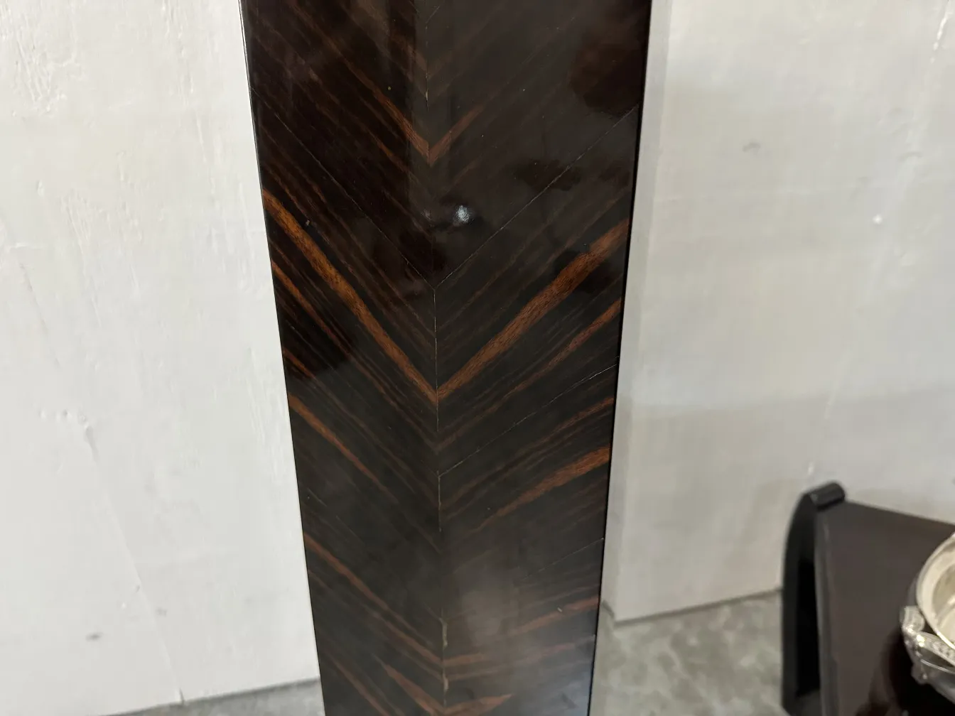 columna decorativa antigua con detalles en zigzag