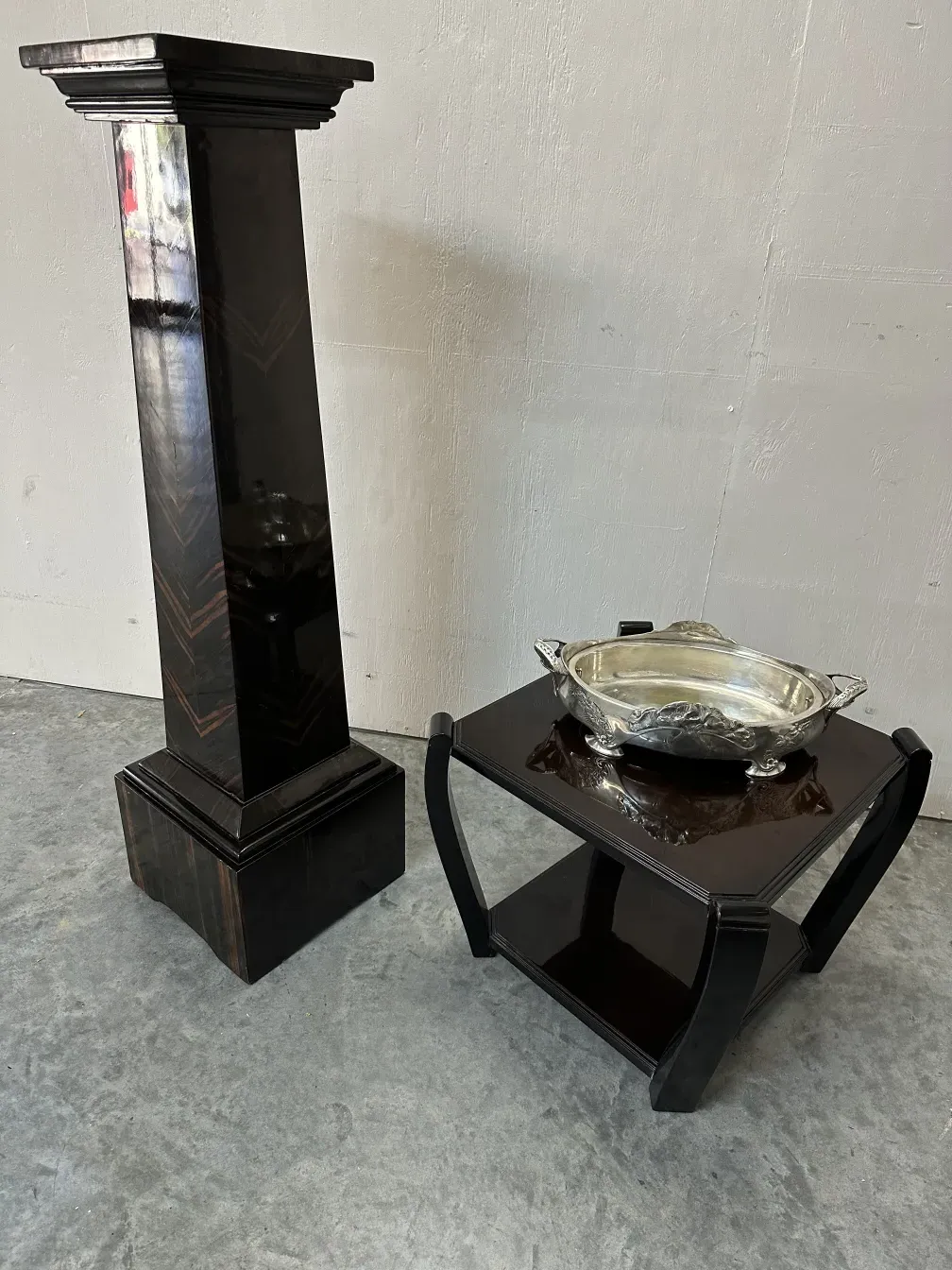 декоративный антикварный столбец рядом со столом