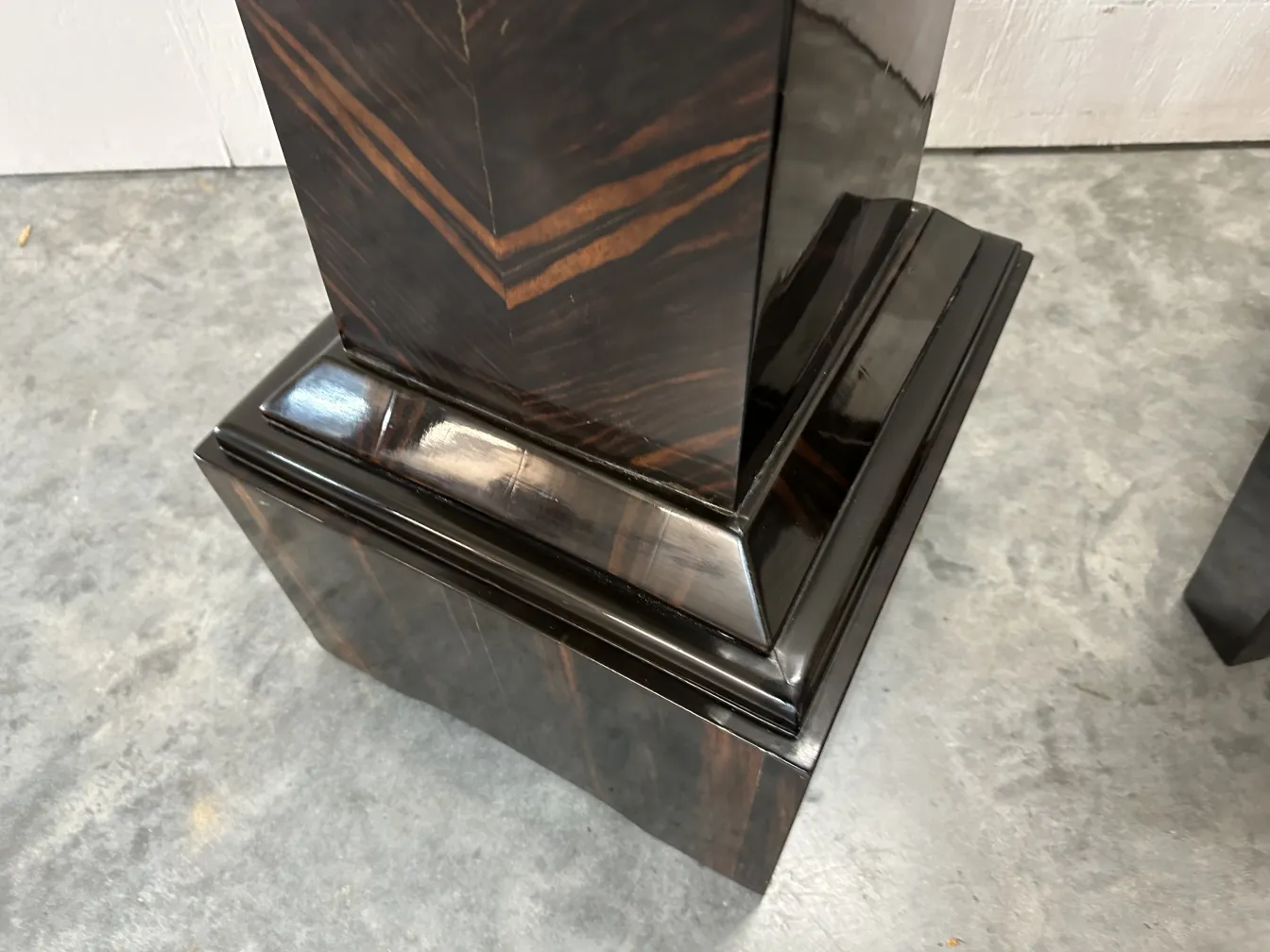 coluna antiga com base decorativa e padrões distintos