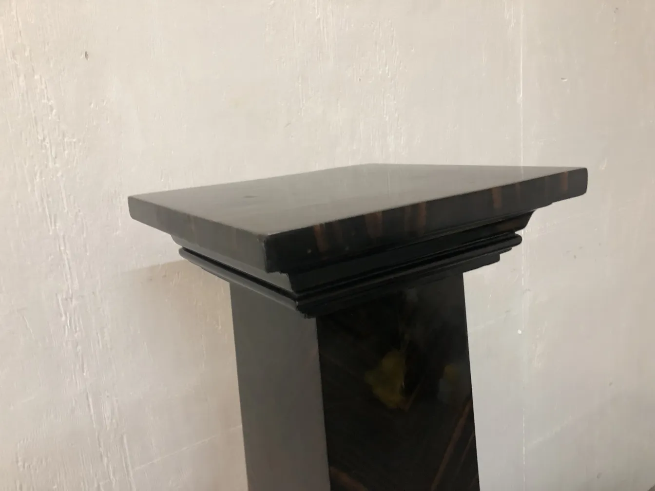 Columna antigua con superficie plana y detalles en la base.