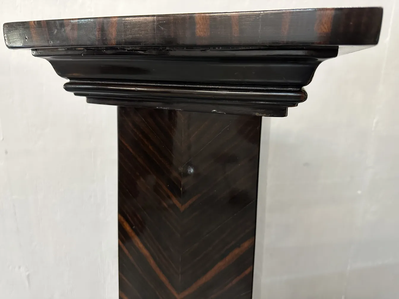 antike Säule mit anspruchsvollem und elegantem Design, einfacher Hintergrund