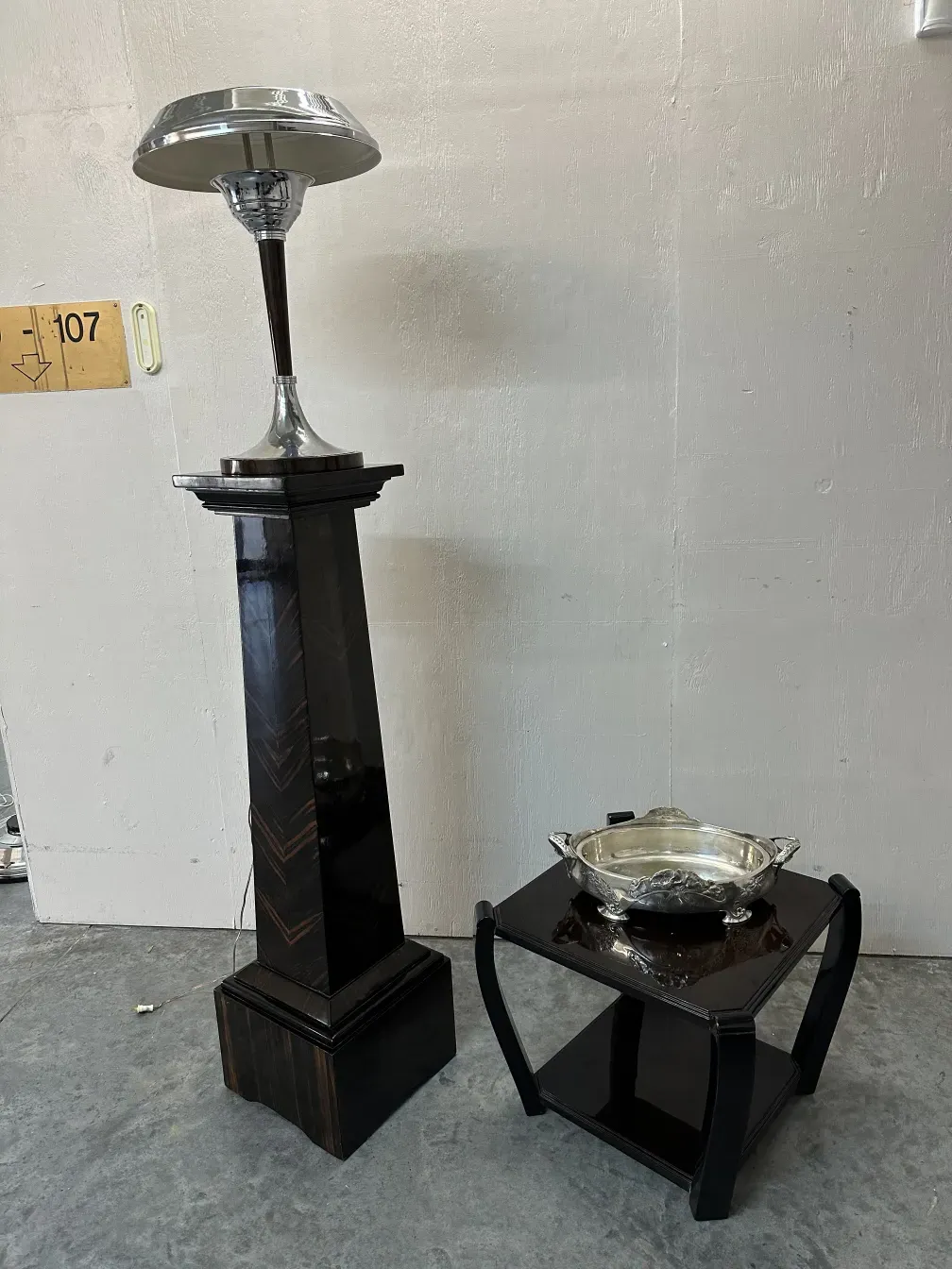 장식적인 디테일이 있는 높은 고풍스러운 기둥