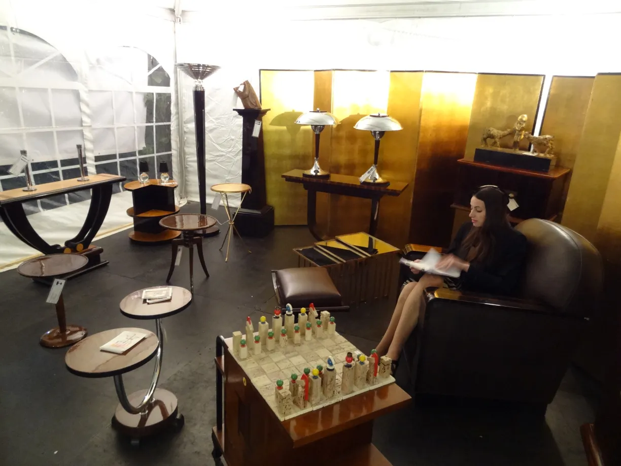 古董装饰柱在展览环境中