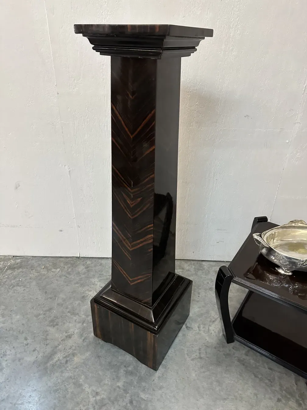 Coluna antiga decorativa com design distinto.