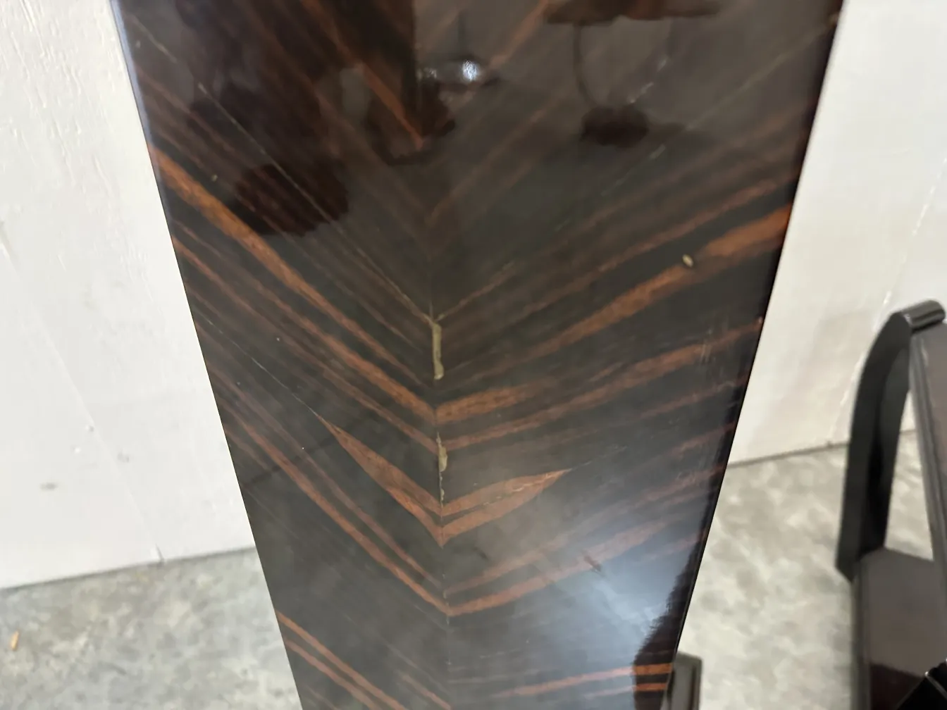 古い柱に微妙なコントラストのデザイン