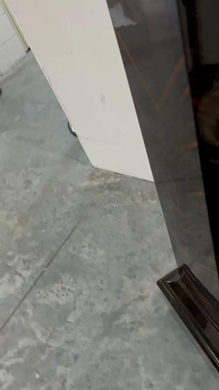 coluna antiga com detalhes decorativos em um ambiente elegante