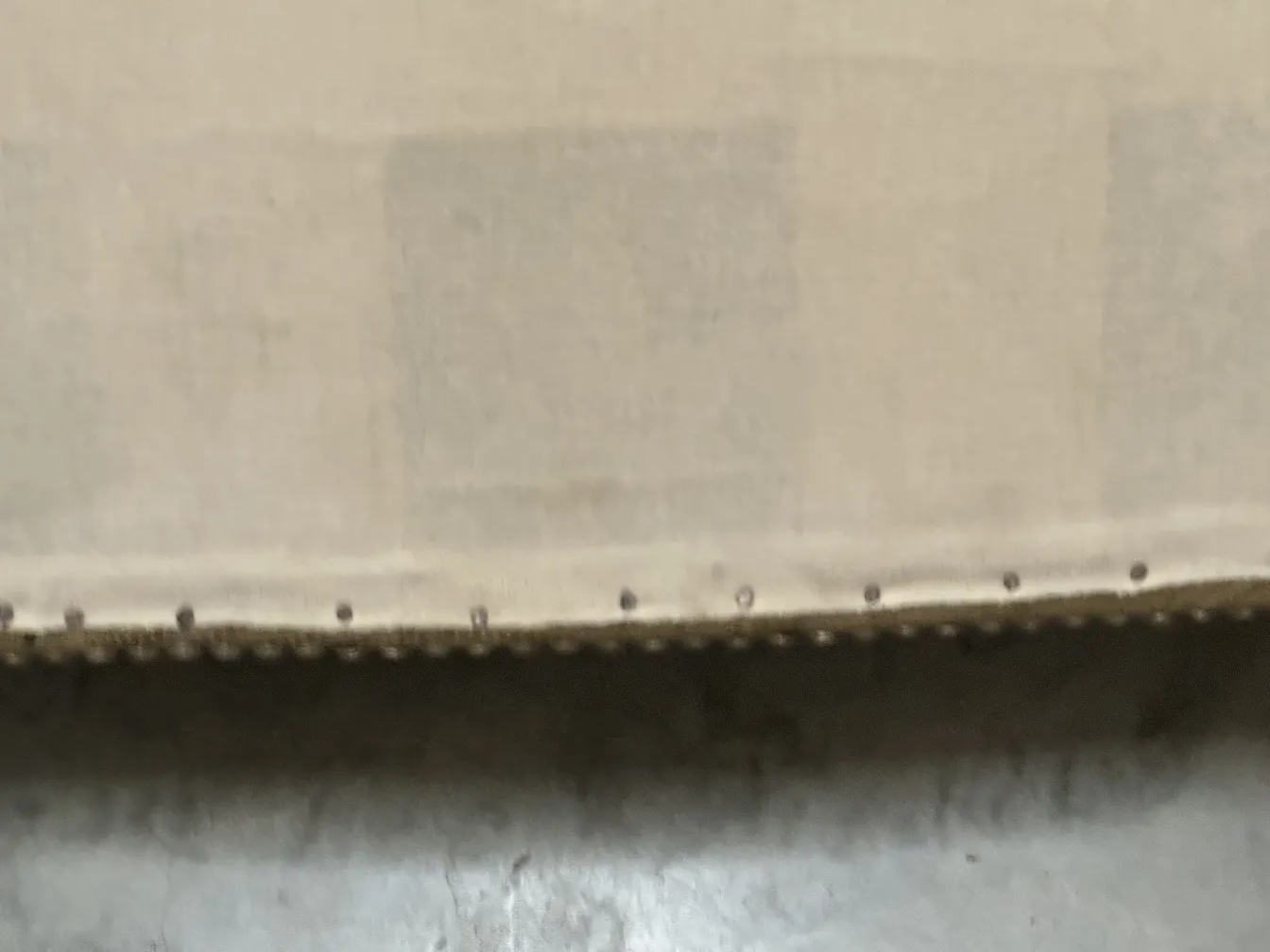 cadeiras antigas dispostas sobre uma superfície clara