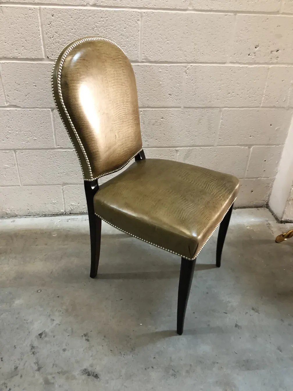 シンプルな環境にある12脚の古い椅子の横からの見え方。