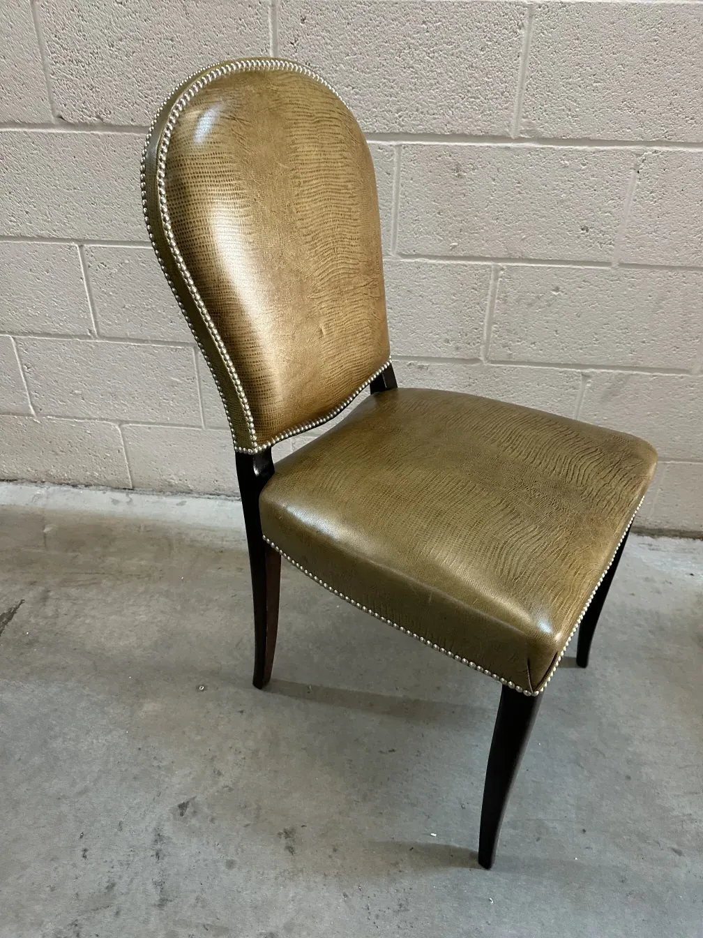 Vue de côté de 12 chaises anciennes, couleur élégante