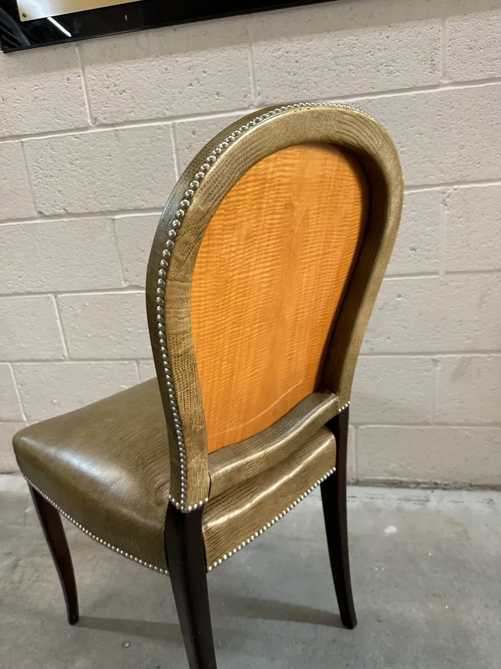 doce sillas antiguas con detalles en la parte posterior