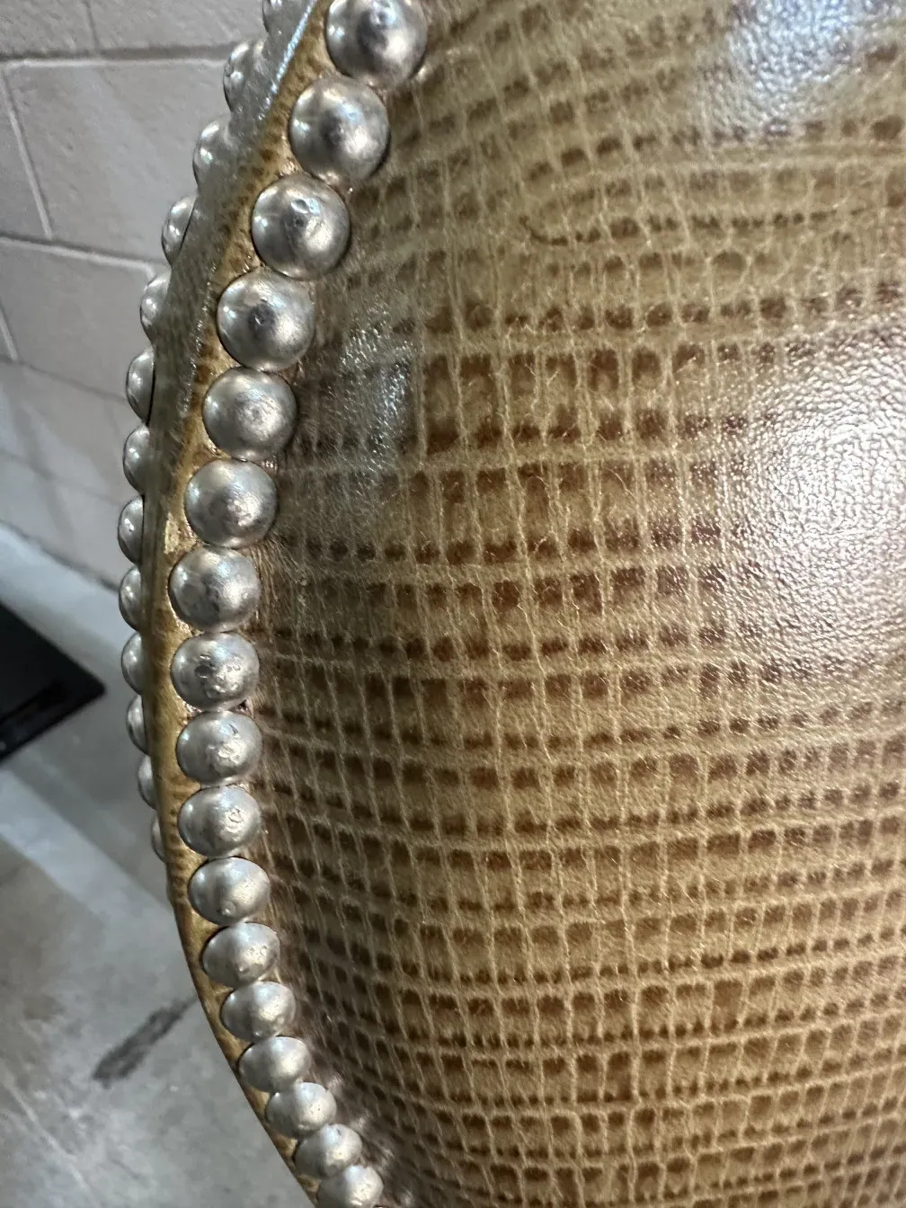 Cadeiras antigas com design decorativo, aparência distinta