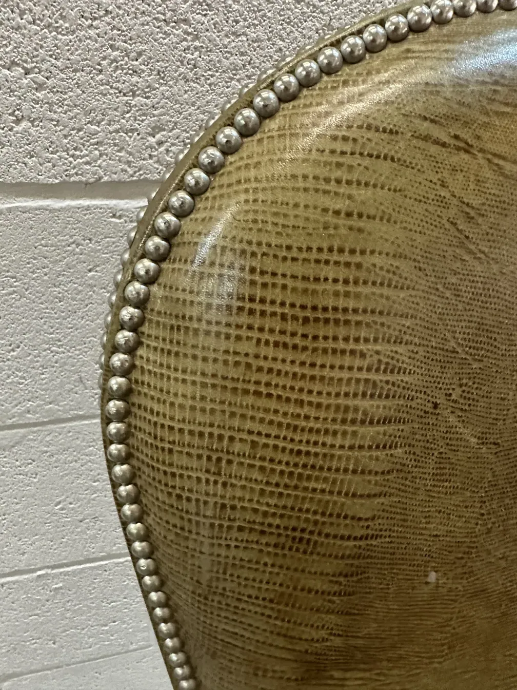 chaises anciennes avec rembourrage et détails métalliques