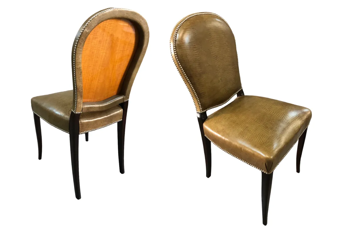 Vista de 12 sillas antiguas con diseño detallado y elegante.