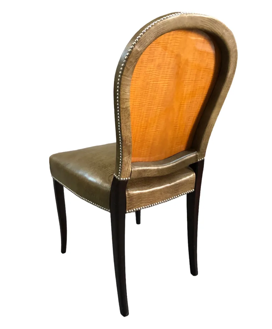 고전 의자 12개의 뒷면, 우아한 마감과 등받이 세부사항.