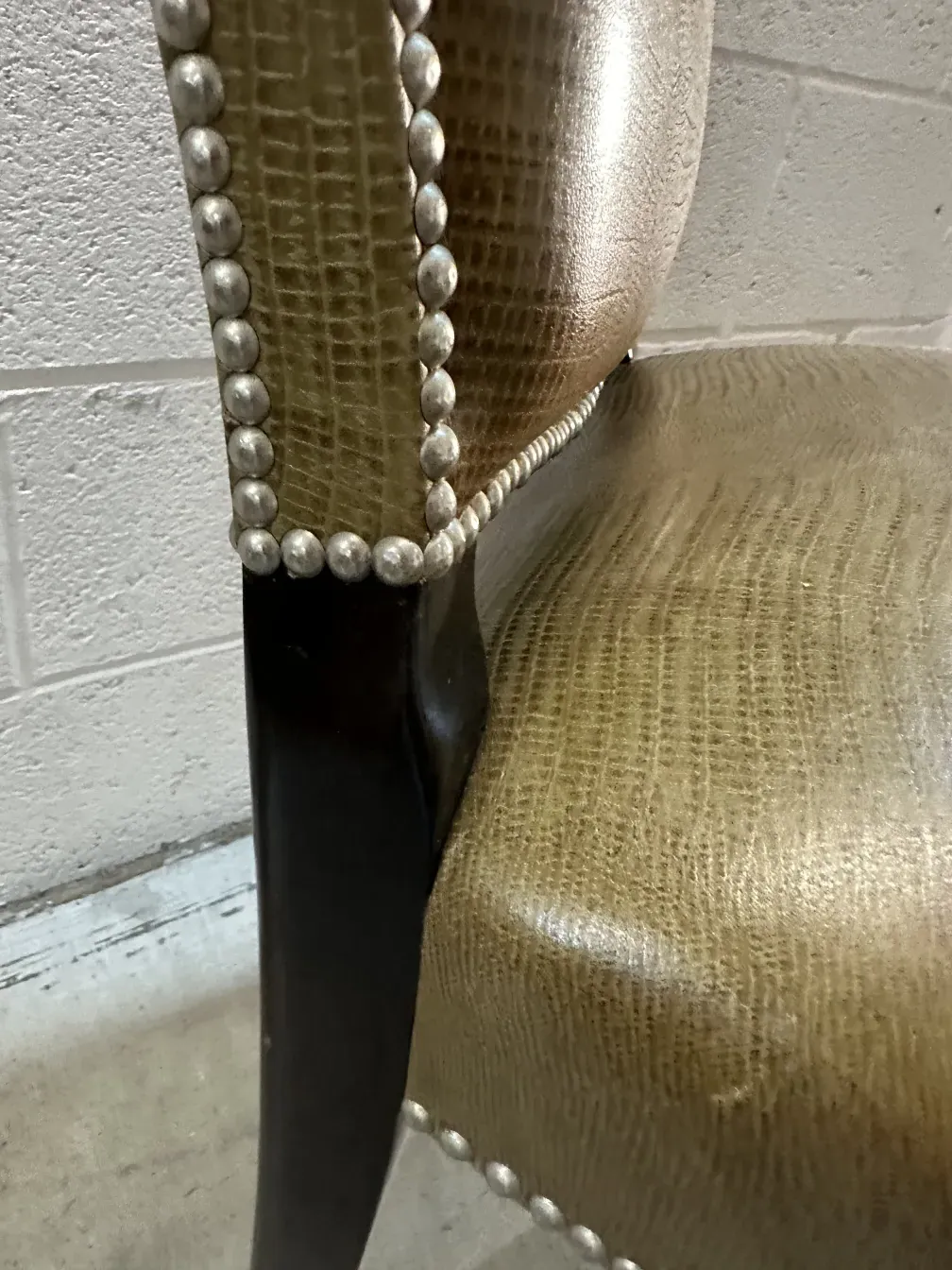 Visibilidad de sillas antiguas, con adornos y un estilo elegante.