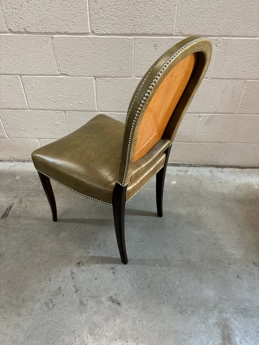 Боковой вид 12 элегантных антикварных стульев на сером фоне.