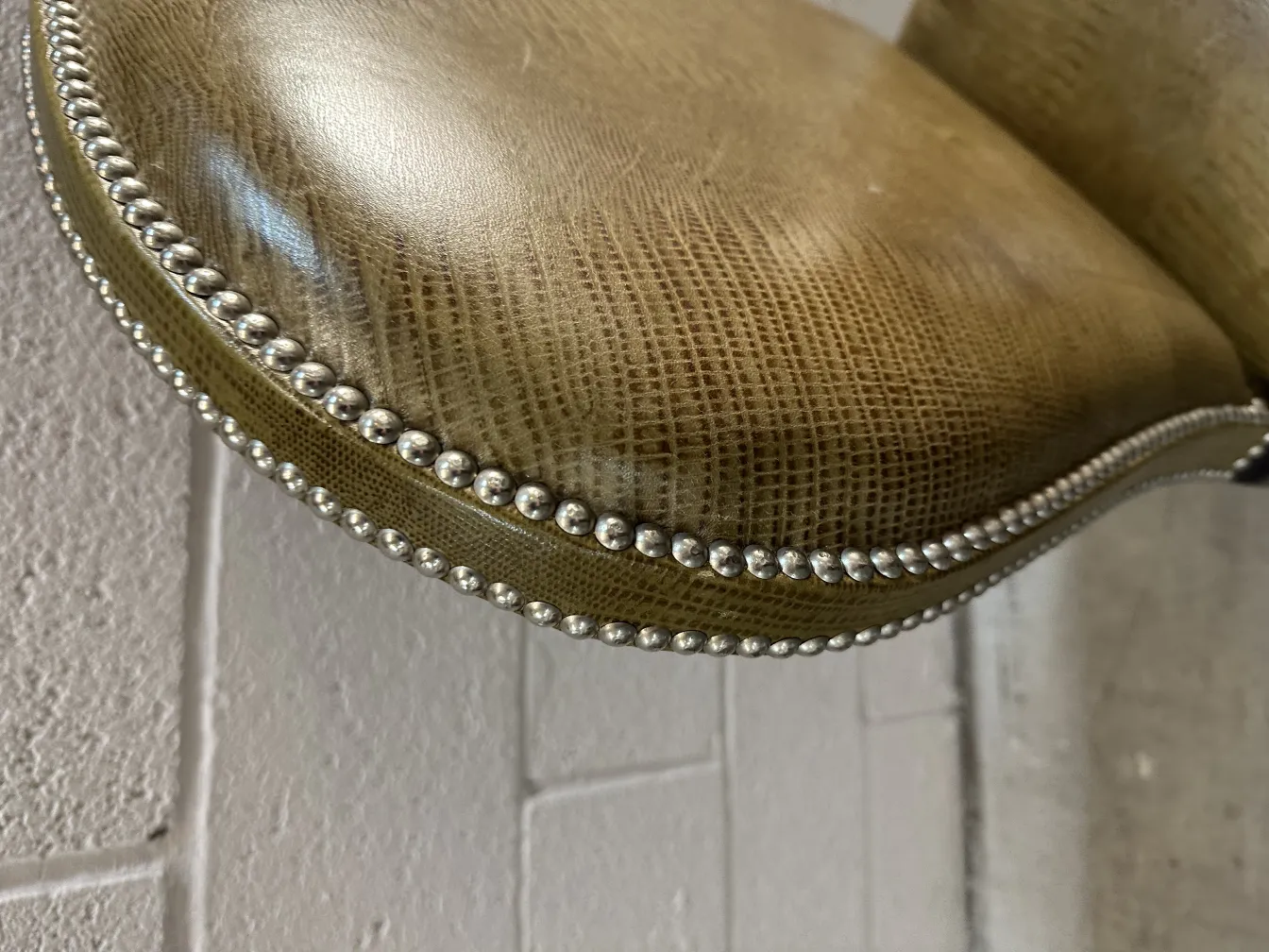 detalle de una silla antigua con perlas decorativas