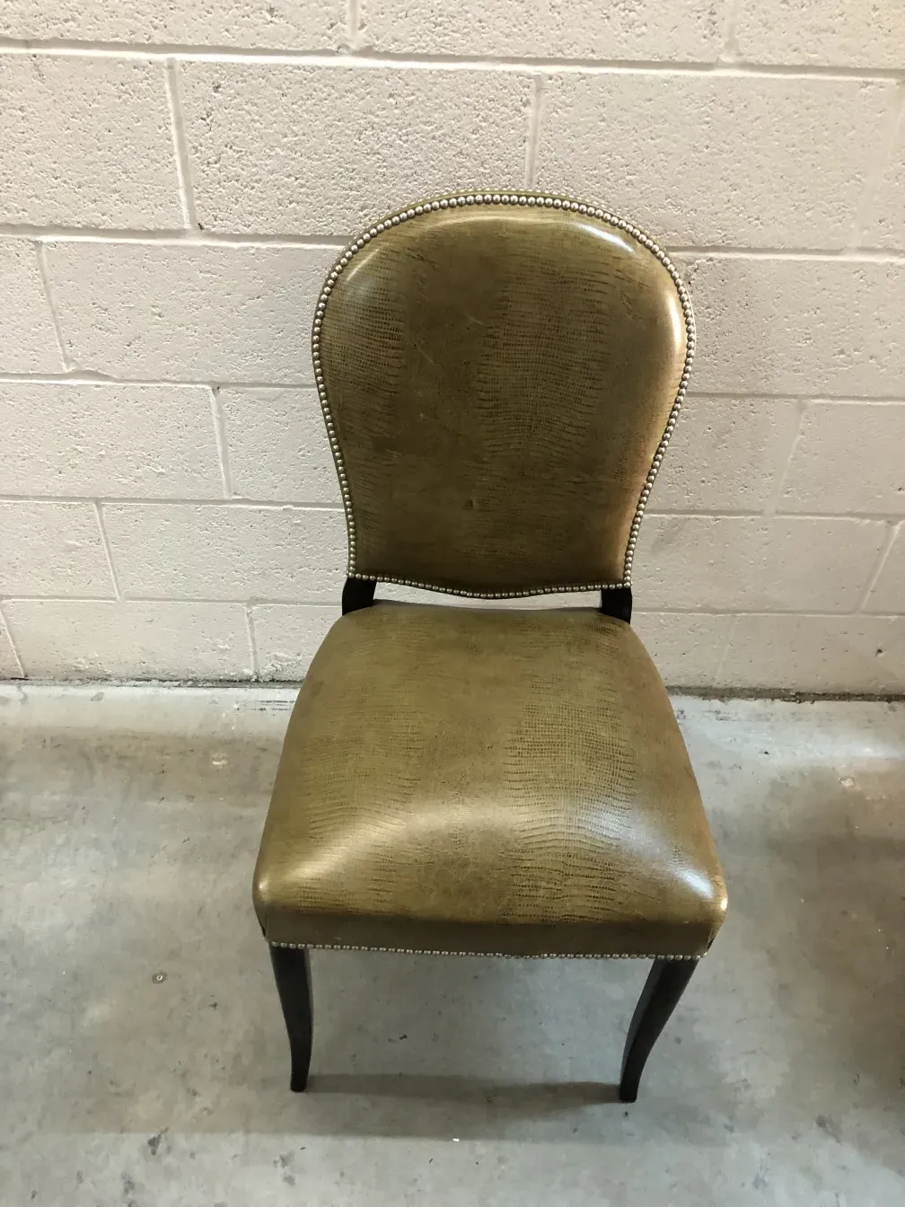 12 antike Stühle mit elegantem Design in einer einfachen Umgebung