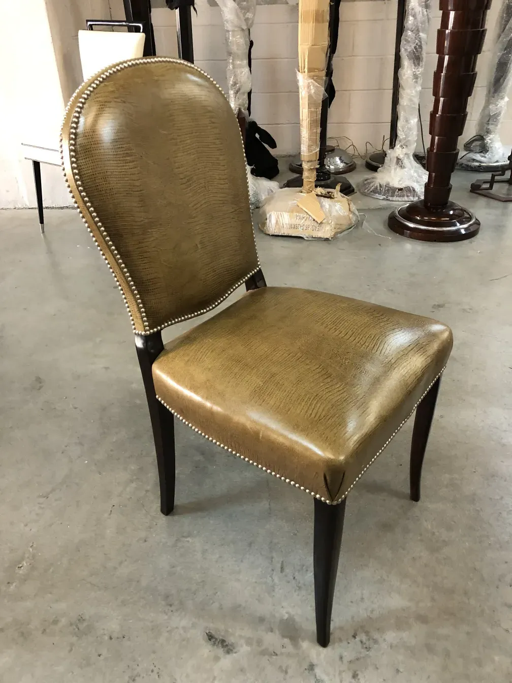 12 प्राचीन कुर्सियों का दृश्य जिनमें सजावटी विवरण हैं