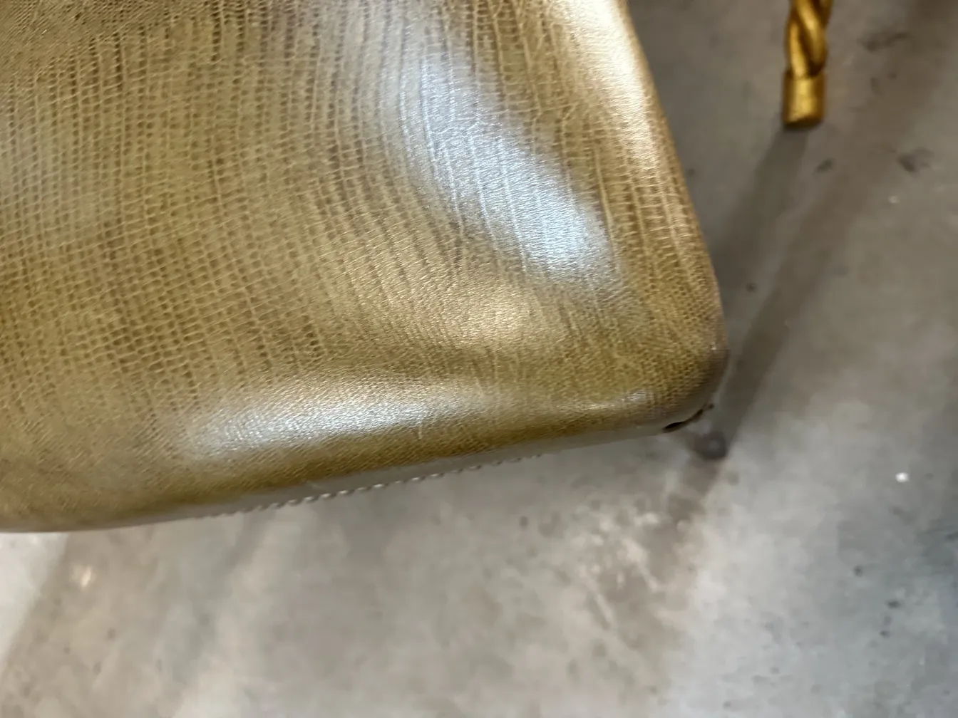 Gros plan d'un coin d'une chaise ancienne au design élégant. Fond clair.