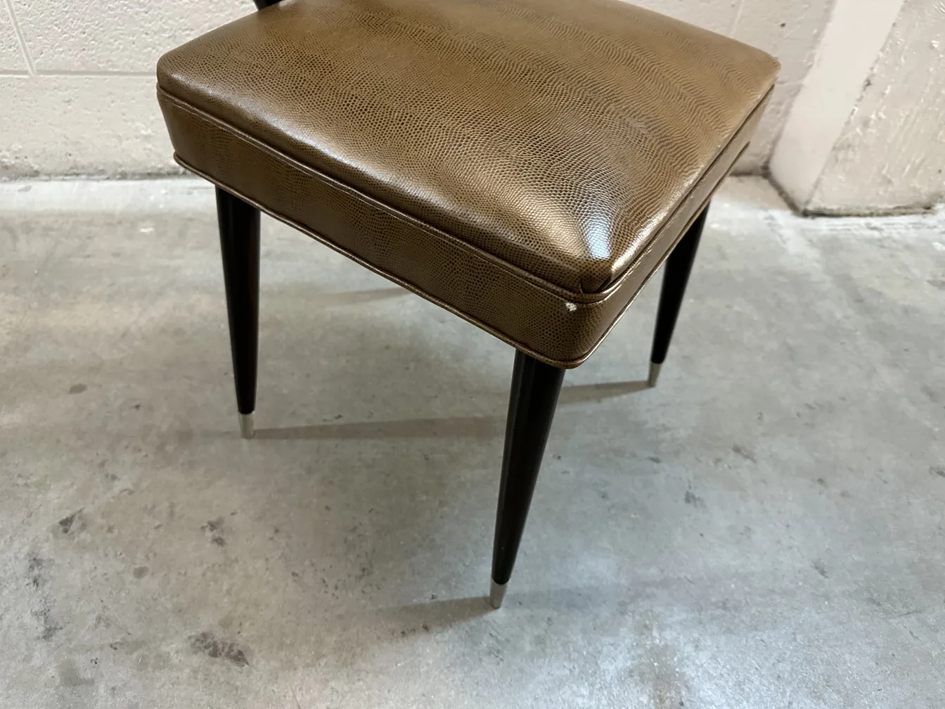 Seitenansicht von 12 antiken Stühlen carlo mollino mit schlanken Beinen und klassischem Design.