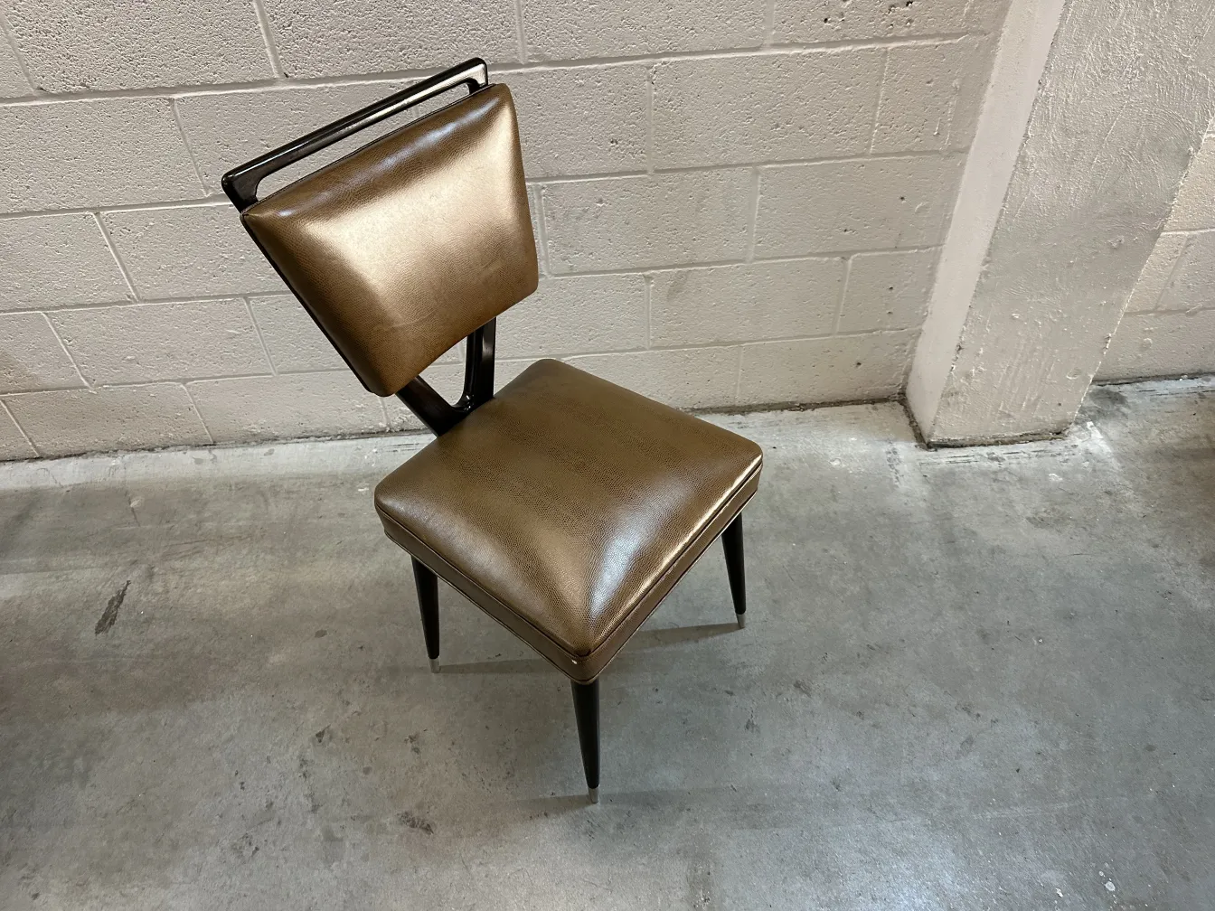 Antiker Stuhl von carlo mollino mit goldenem Finish