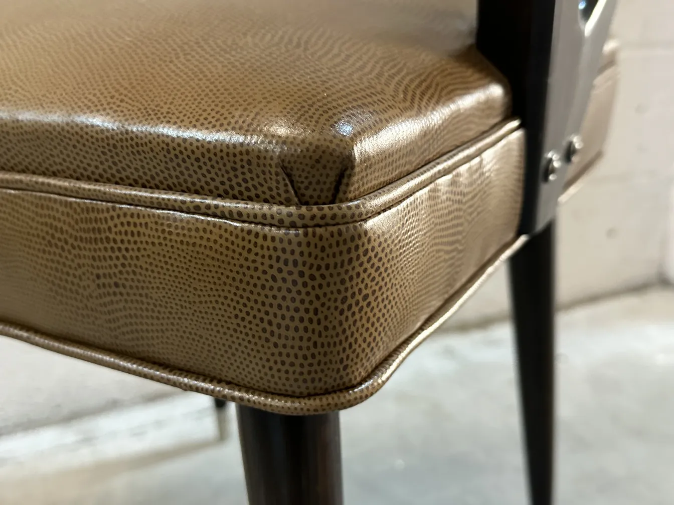 Silla antigua de diseño elegante con detalles especializados