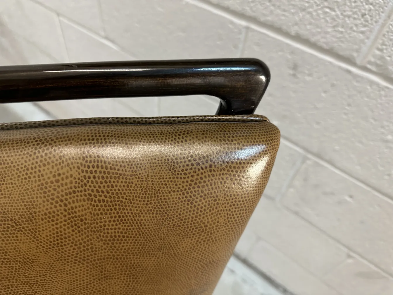 dettaglio di una sedia antica carlo mollino con design sofisticato