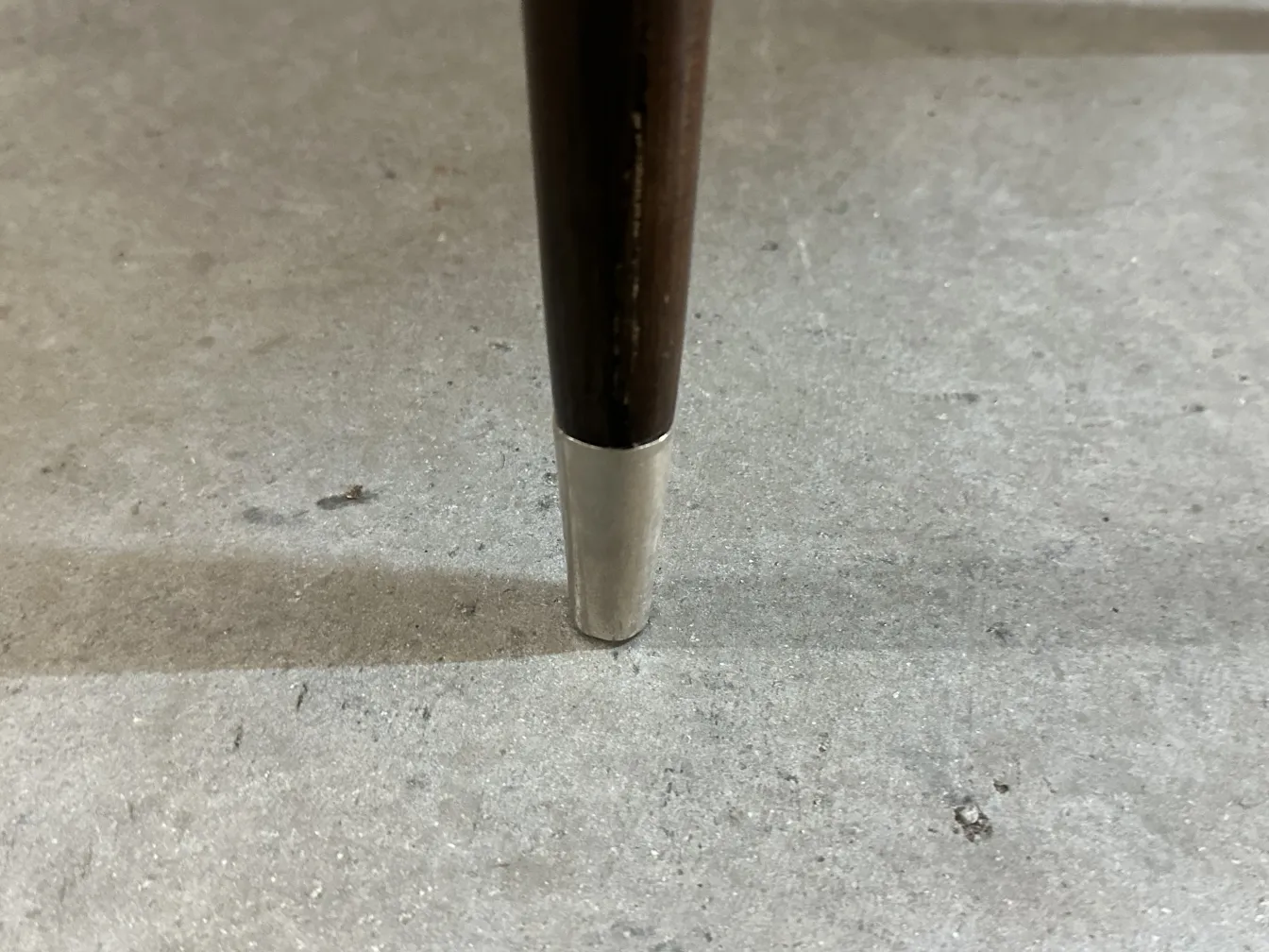 椅子は優雅な脚と滑らかな表面に独特の詳細を持つ