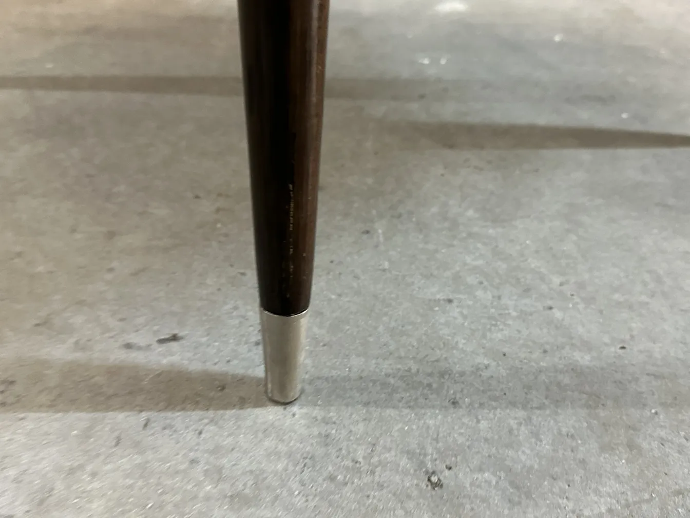 Detail des Beins von 12 antiken Stühlen carlo mollino, neutrale Umgebung.