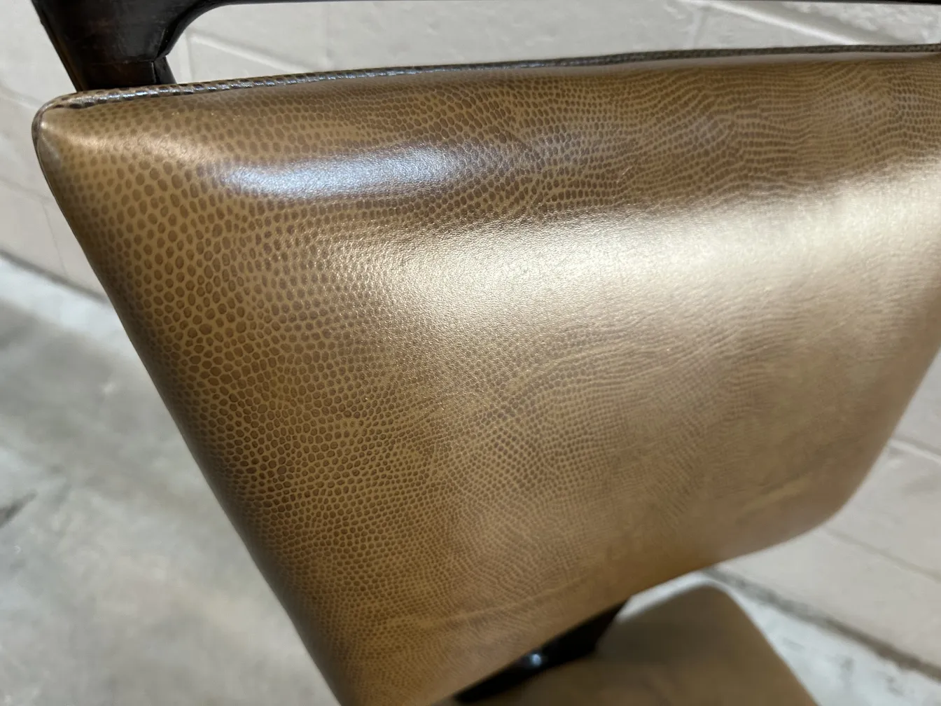 Detalhe de uma cadeira antiga carlo mollino, forma elegante e suave.