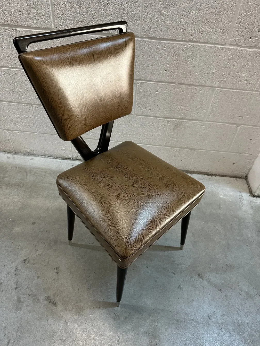 12 पुरानी कुर्सियाँ कार्लो मोल्लिनो एक तटस्थ सेटिंग में