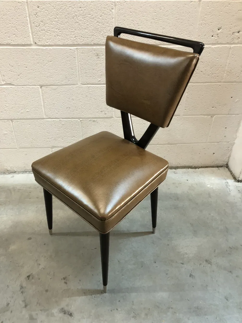 Vista de 12 sillas antigüedades con un diseño elegante y clásico