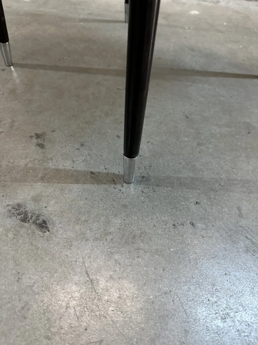 Vistas de dos sillas antiguas con patas metálicas, estilo carlo mollino