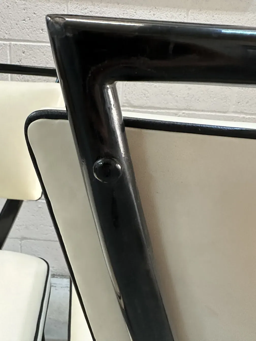 两把古董椅子卡洛·莫利诺的细节视图在一个中性环境中