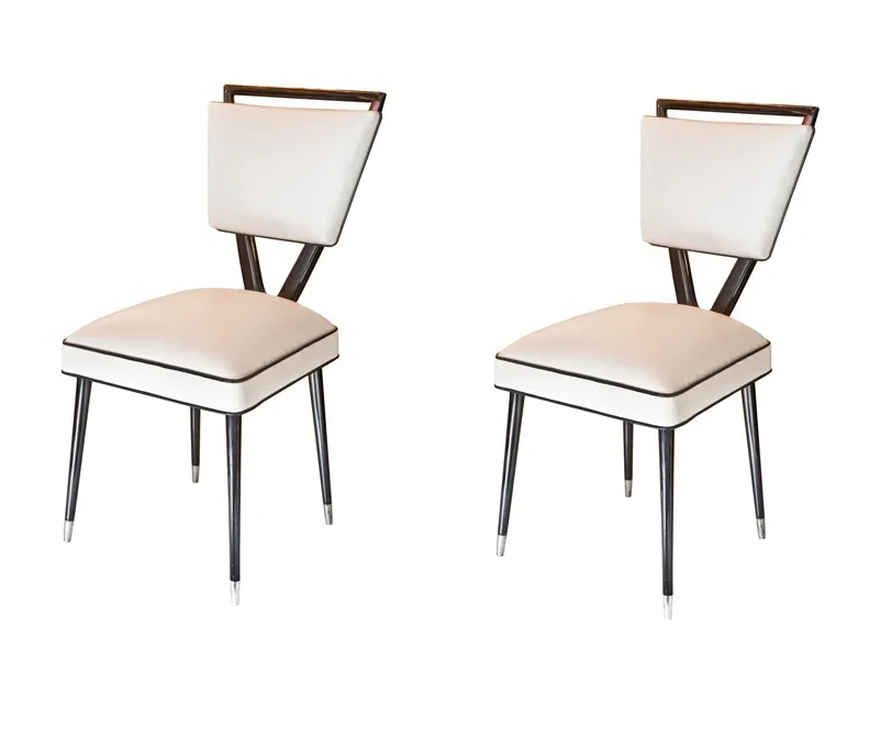 zwei antike Stühle mit elegantem Design und markanter Rückenlehne