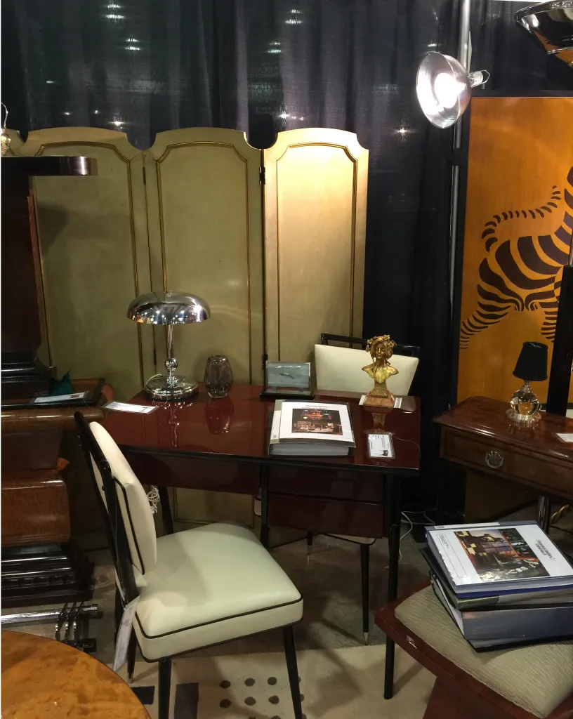 2 पुरानी कुर्सियाँ कुशन के साथ एक सुरुचिपूर्ण सेटिंग में