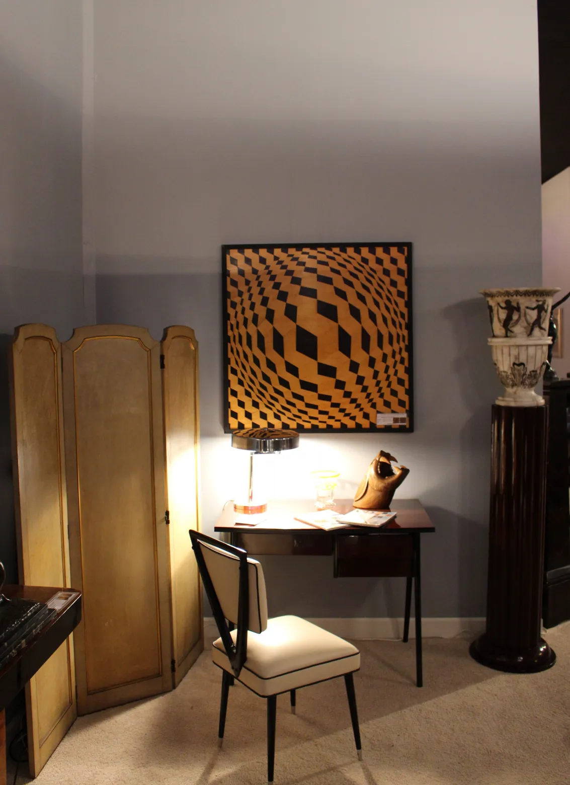 zwei antike Stühle carlo mollino in einem eleganten Ambiente