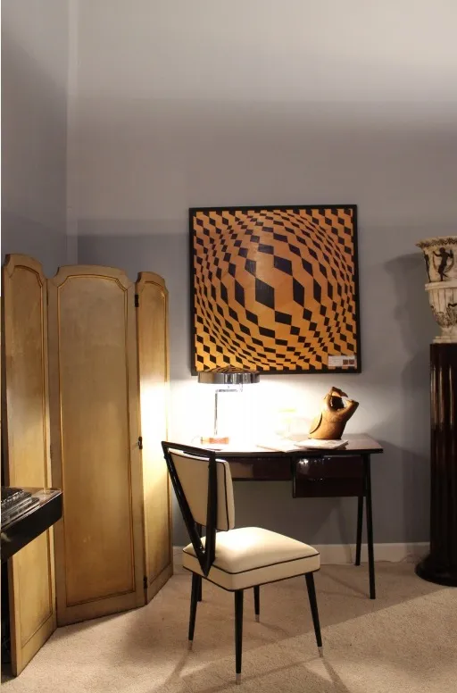 Dos sillas antiguas con un diseño elegante, características visibles de uso y una estética única, en un ambiente acogedor.