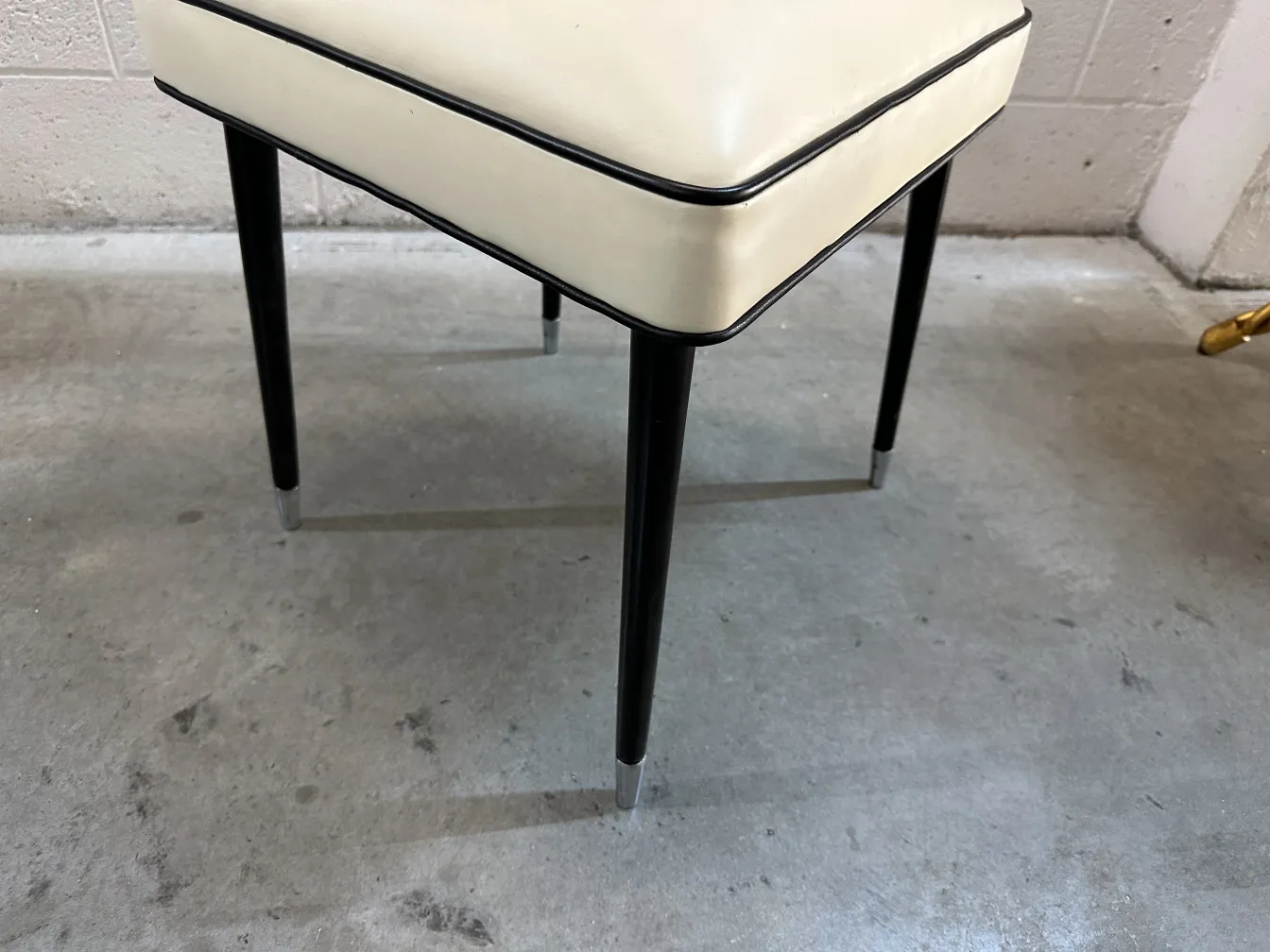 2 cadeiras antigas carlo mollino com design exclusivo em um ambiente simples