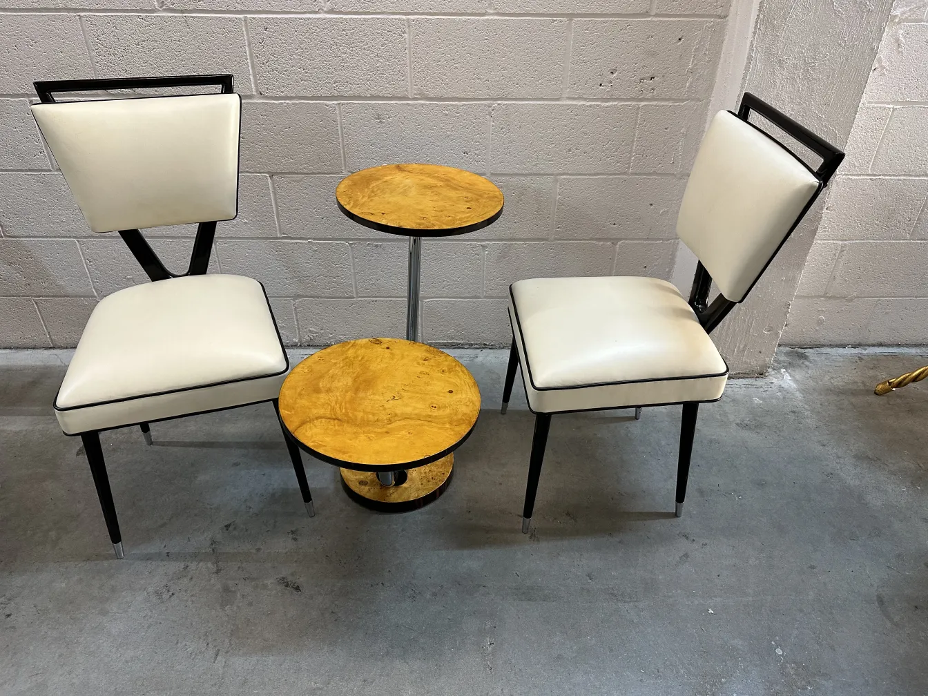 deux chaises anciennes blanches avec une table