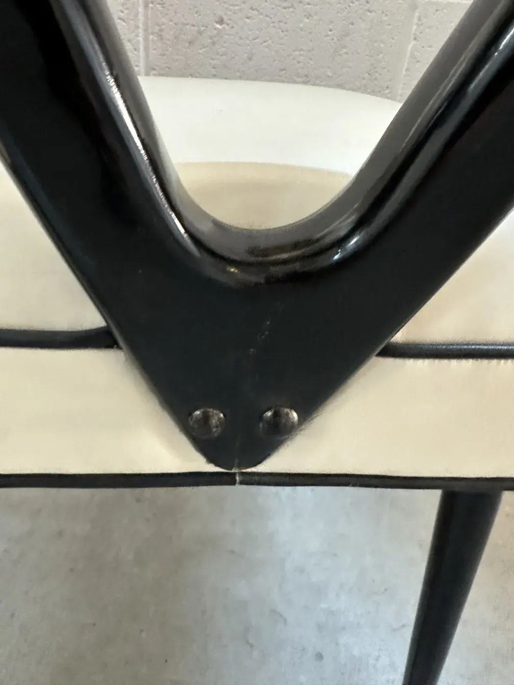 Подробный вид 2 стульев антиквариата карло молино с особым дизайном.